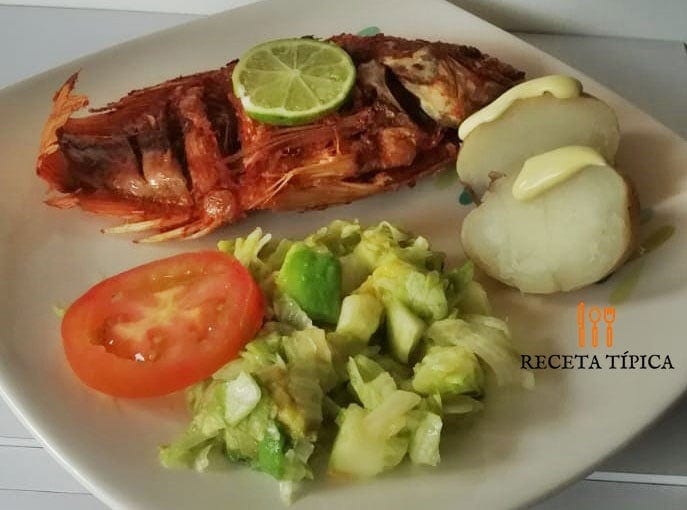 Plato con pescado frito y ensalada