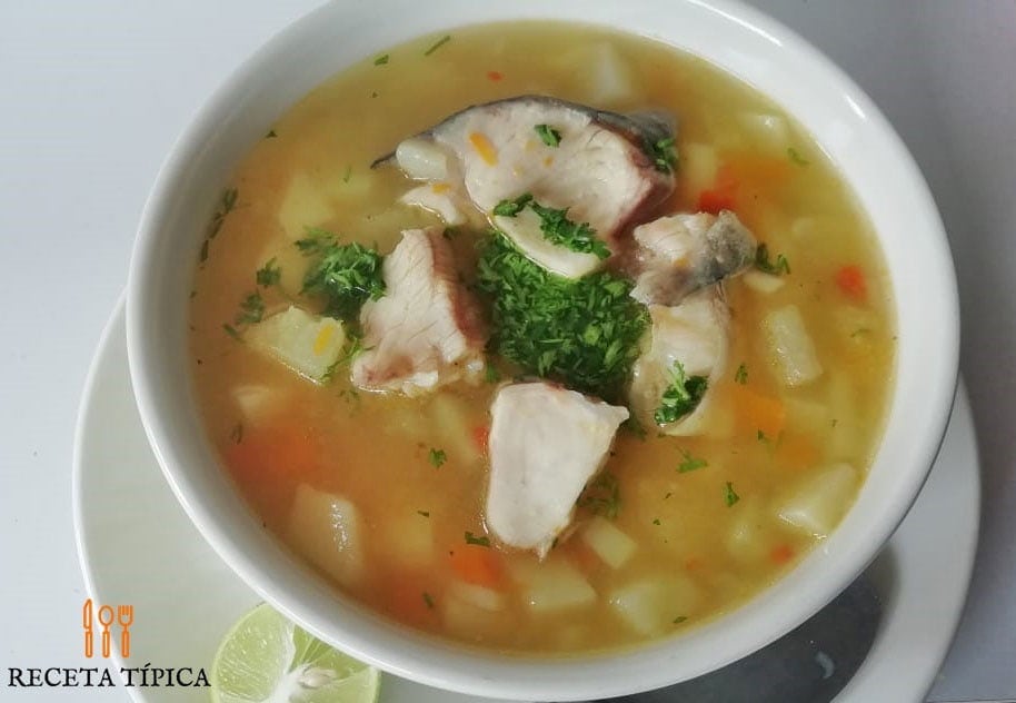 Plato con sopa de pescado con leche de coco
