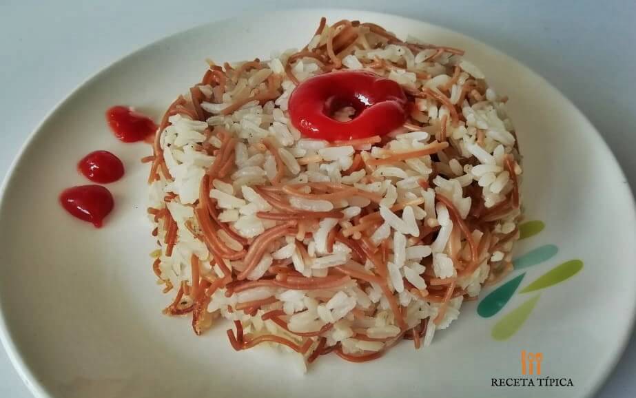 plato con arroz con fideos