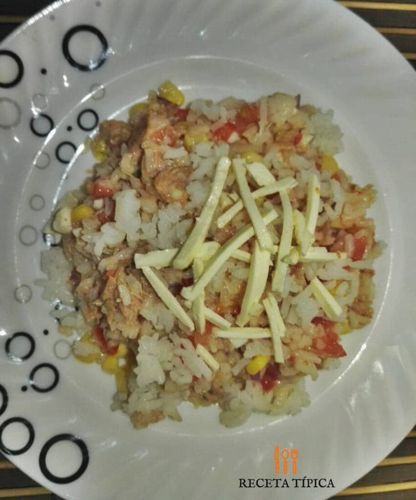 plato con ensalada de arroz