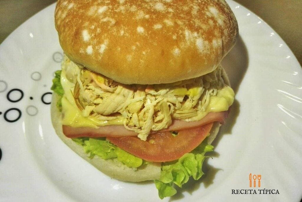 plato con hamburguesa de pollo