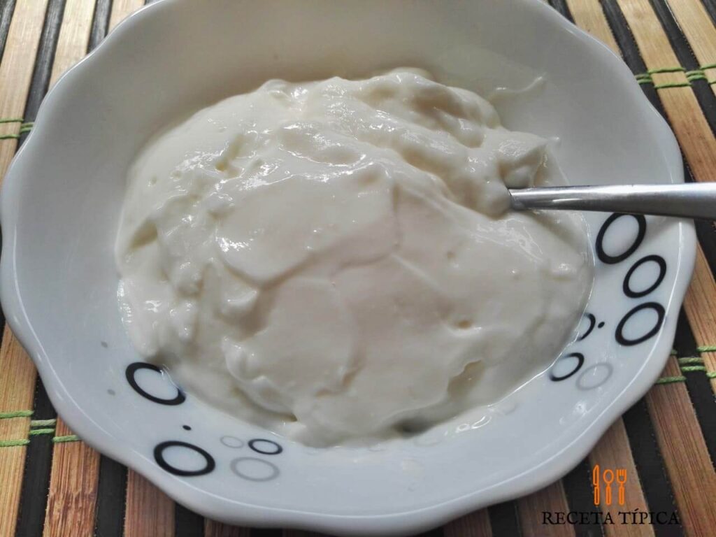 plato con yogurt griego casero