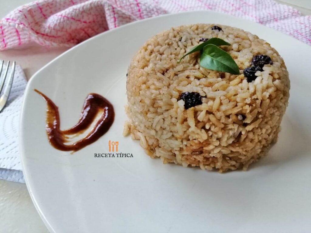 Plato con porción de arroz con coca cola