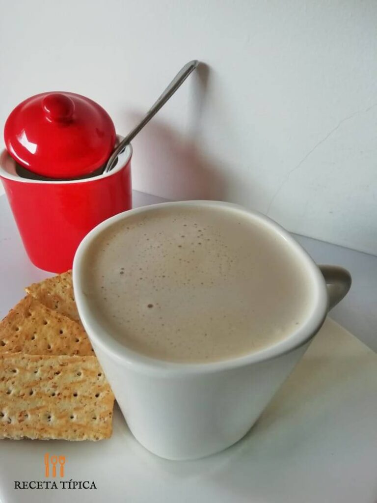 taza con café capuchino y galletas