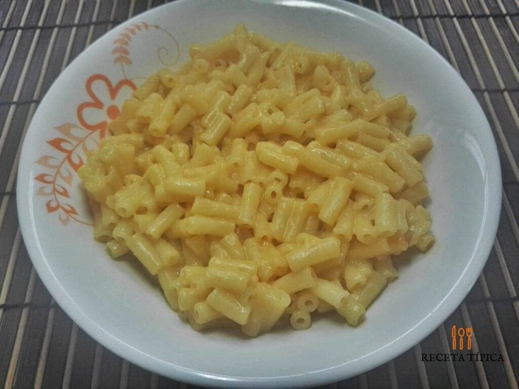 plato de macarrones con queso