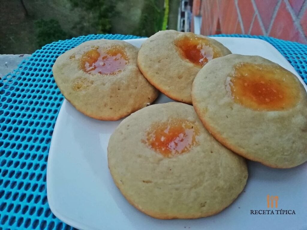 Plato con galletas rellenas de mermelada