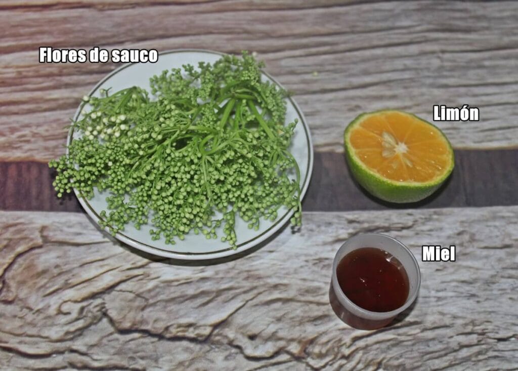 ingredientes para preparar té de sauco, flores de sauco, limón y miel