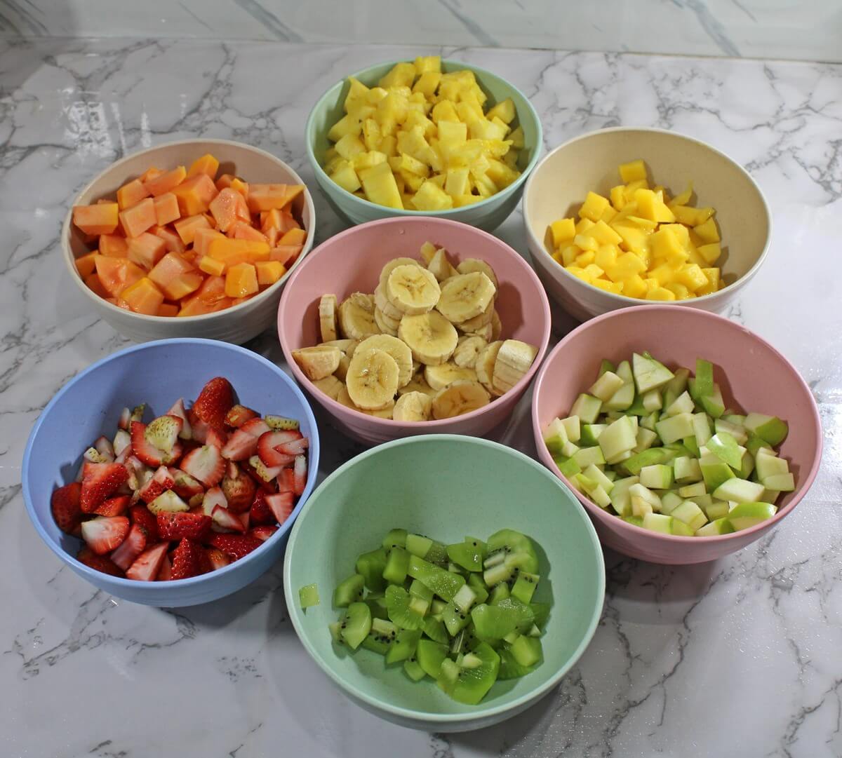 Frutas picadas en tazones, para preparar la ensalada de frutas